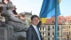 Мер Праги Томаш Гудечек поряд з українським прапором на будівлі мерії міста 21 травня 2014 року